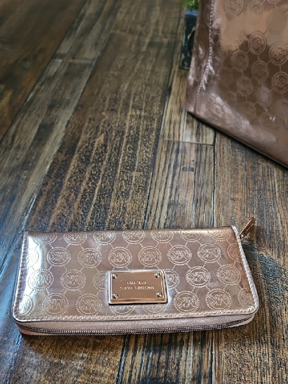 Michael Kors Metallic Rose Gold Tote with Matching Wallet - Picture 6 of 16